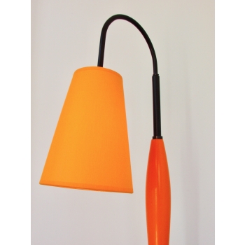 Lampa podłogowa w stylu Memphis.